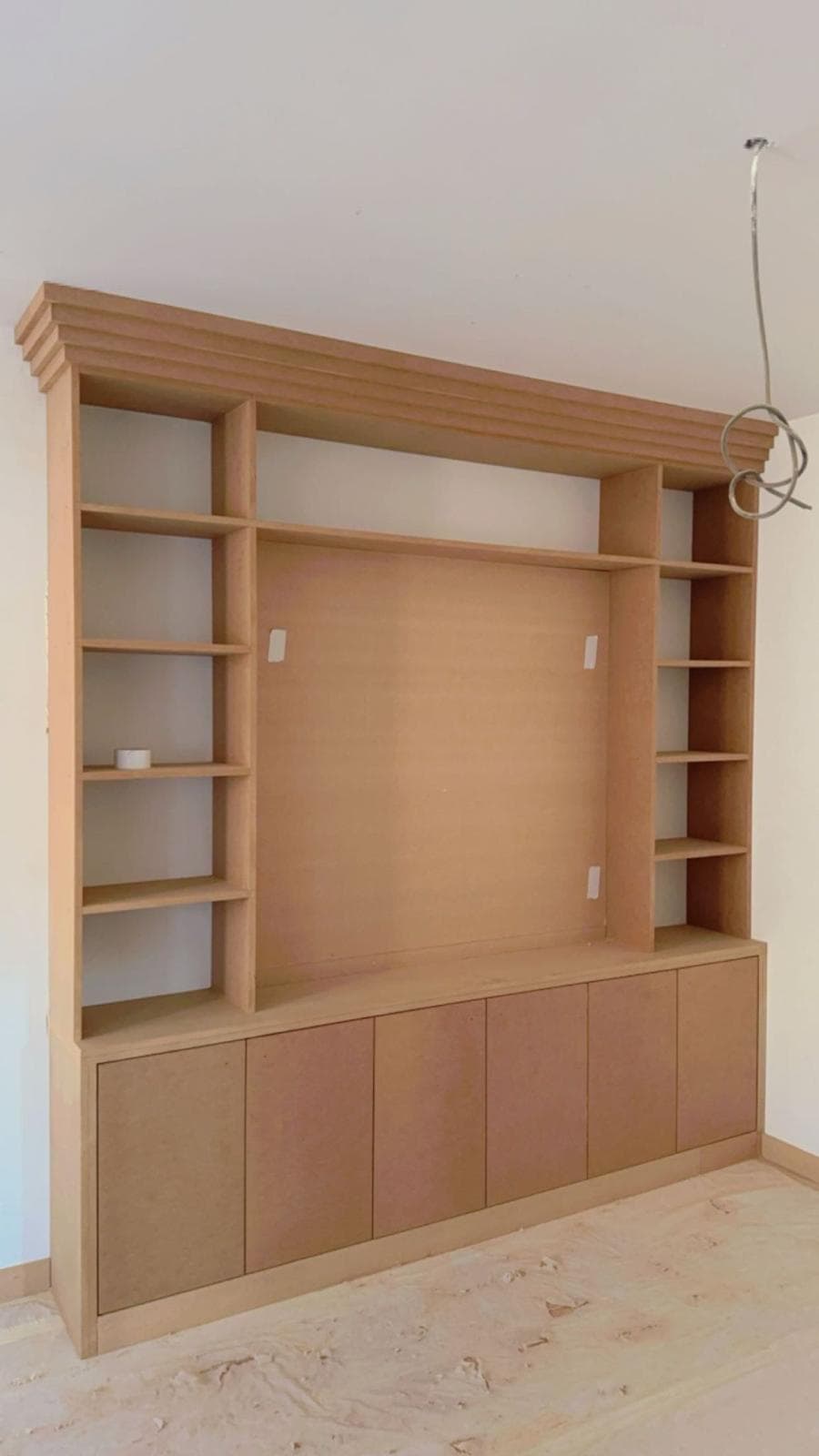 Bibliothèque et meuble TV sur mesure en chêne avec rangements bas fermés