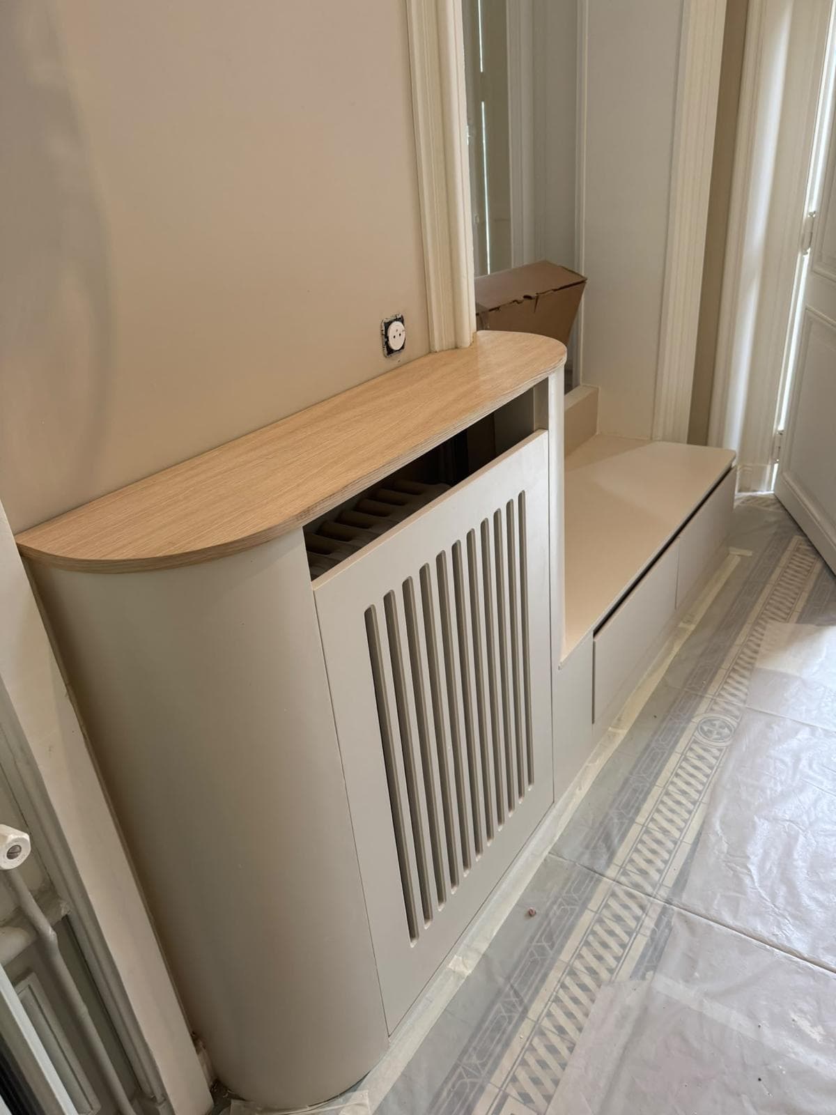 Cache-radiateur sur mesure arrondi avec dessus en chêne et banc coffre