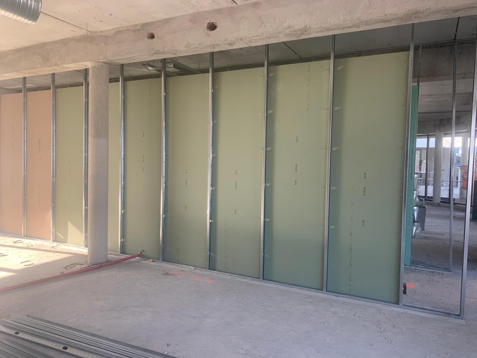 Cloisons en plaques de plâtre sur ossature métallique en cours de montage