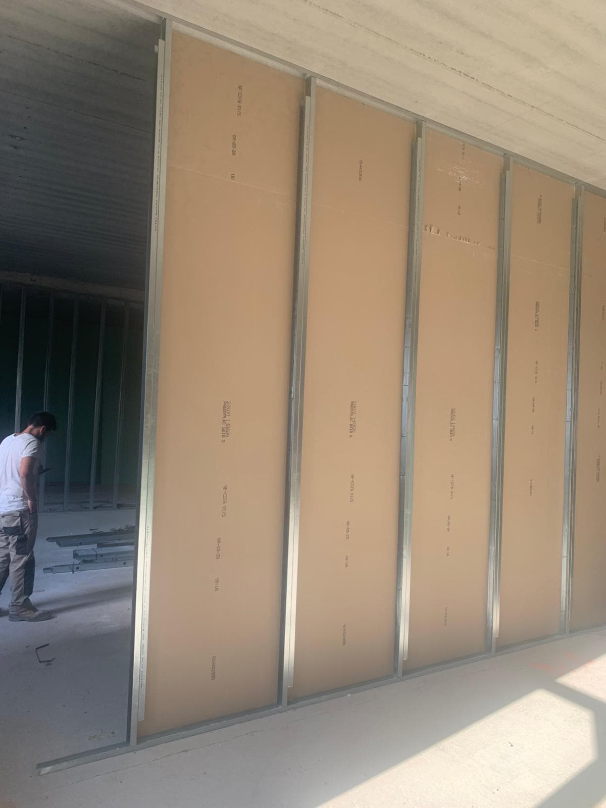 Doublage de mur en plaques de plâtre sur rails métalliques