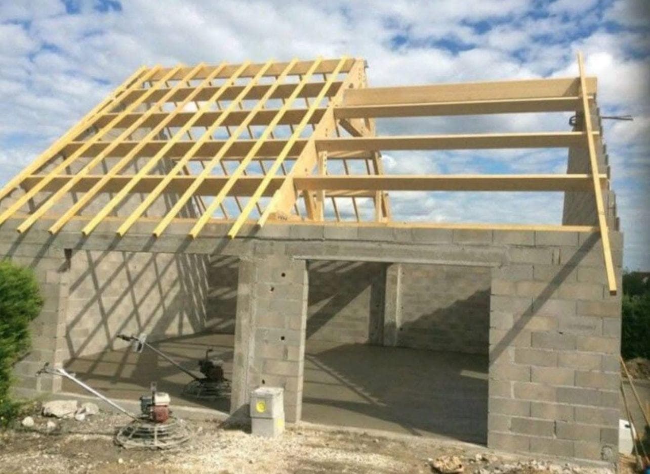 Extension en maçonnerie de parpaings avec charpente bois en cours de pose