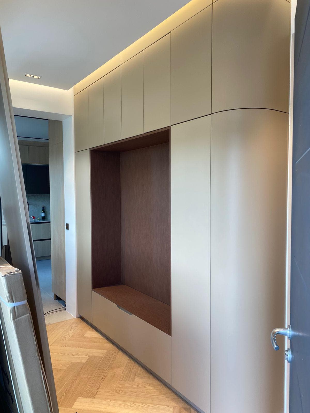 Meuble d’entrée sur mesure avec banc et niche habillée de bois